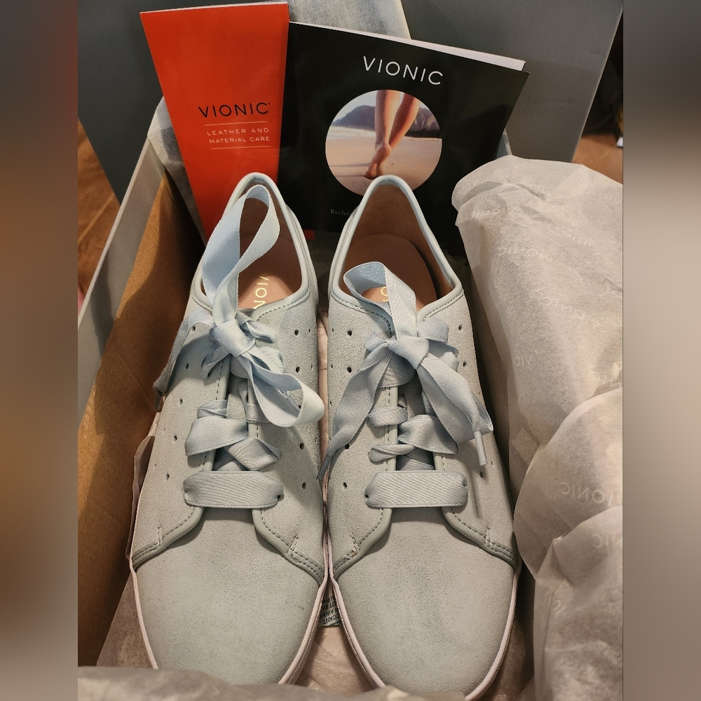 Vionic tennis shoes size 10 Splendid Keke Suede in mist (light blue)